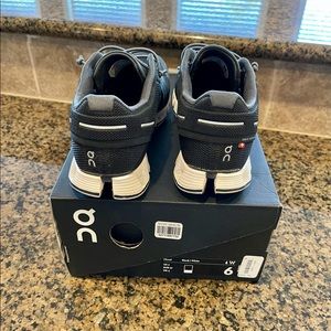 ON running shoes Like new